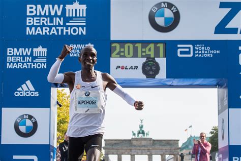 Berlin Marathon 2018: Eliud Kipchoge smashes .